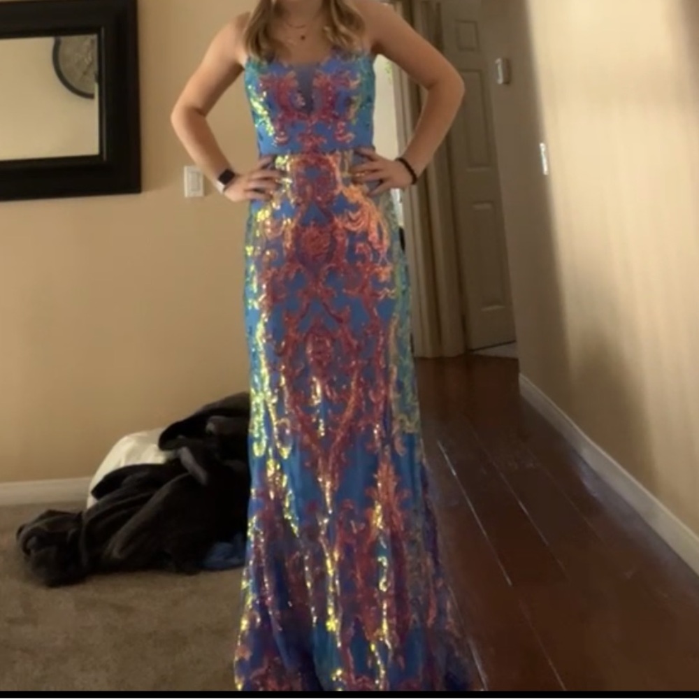 BEAUTIFUL BLUE AND IRIDESCENT SEQUIN PROM DRESS!! SIZE: S/4